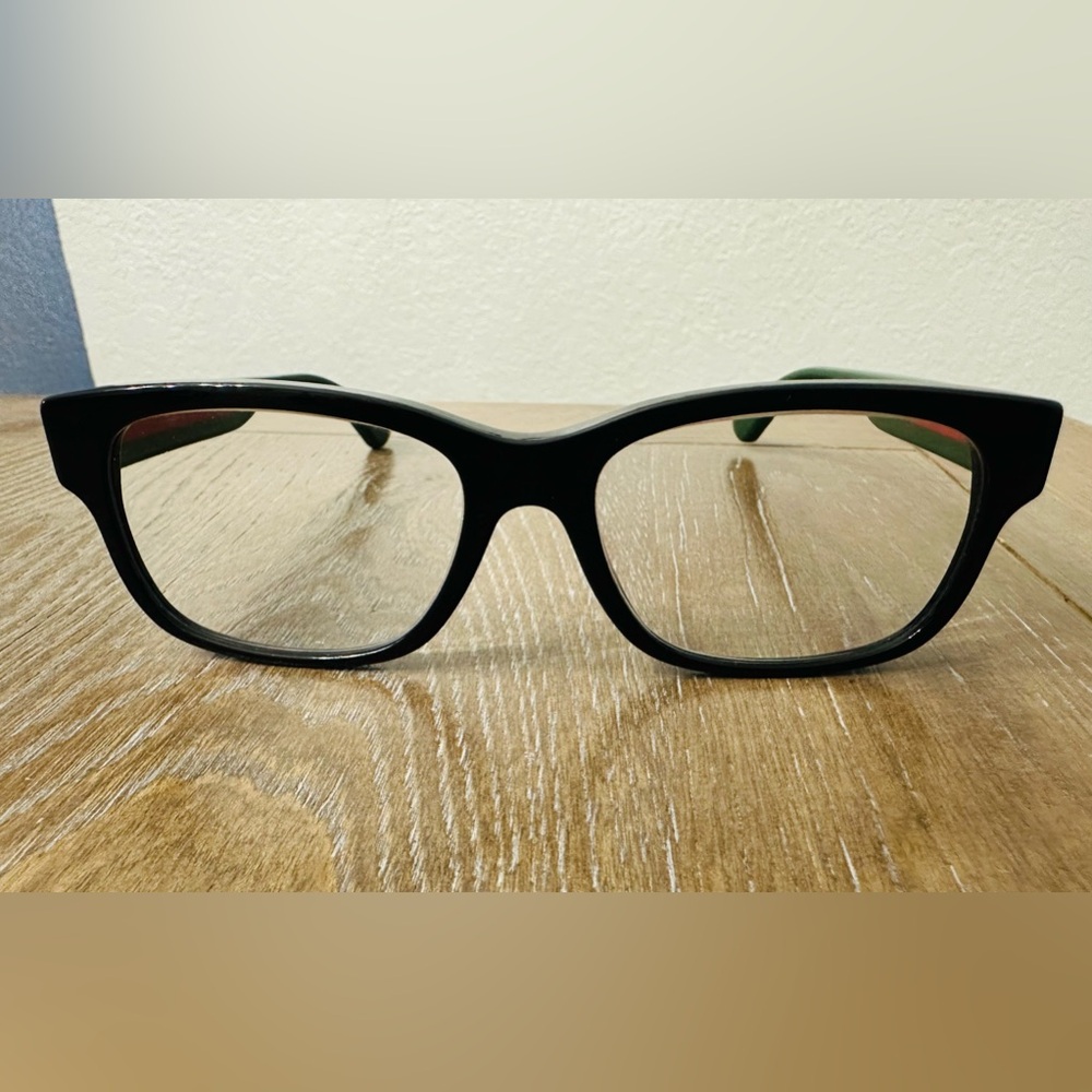 Gucci reading glasses. Lens has script.